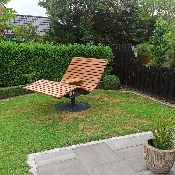 Ein drehbares Waldsofa mit Bangkirai Holz in einem heimischen Garten
