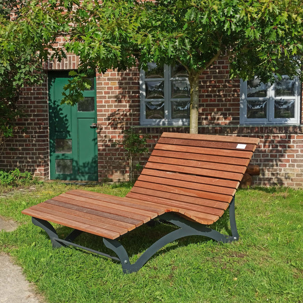 Ein Waldsofa mit Bangkiraiholz auf dem Grünen vor einem Haus